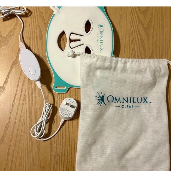 Omnilux Clear LED Light Therapy Mask - Picture 3 of 3
